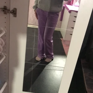 Lila Juicy Couture Byxor - Den är i bra kondition alltså bra kvalitet. Den köptes för 1299 kr och jag vill sälja den billigare drf den är använd så ist 1100 kr. -199 kr.