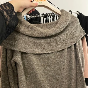 Stor tjock Offshoulder tröja - Storlek s, köpt på hm. Knappt använd. 