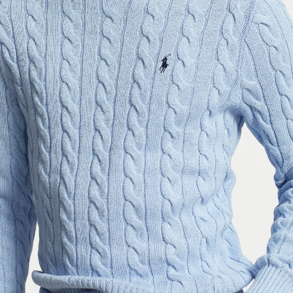 Helt oanvänd Ralph Lauren stickad tröja i storlek M (Passar även som L) Ordinarie pris/köpt för: 2300kr Säljer för 700kr vid snabb affär. Tröjor & Koftor.