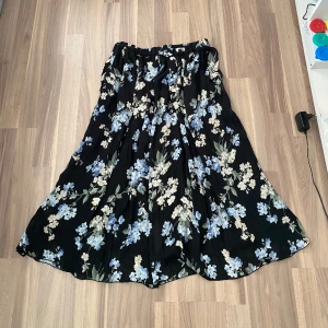 Maxi skirt (blommig kjol) - Har bara använt en gång :) Storlek S, från H&M.