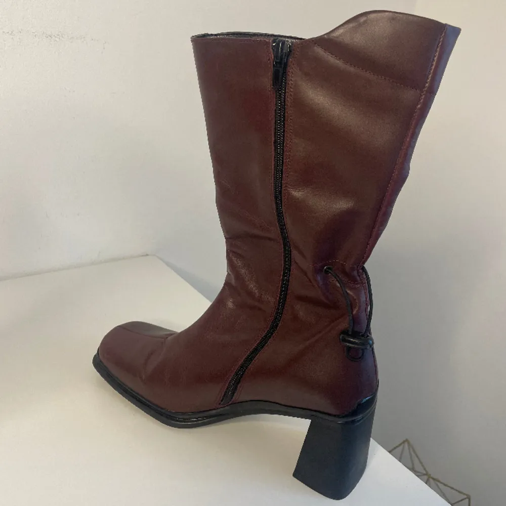 Vintage vinröda boots, made in italy. Använda en gång ✨🤍Säljer billigare vid snabb affär 🩷. Skor.