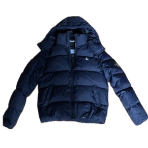 Calvin Klein Jacka Puffer - Säljer nu denna fräscha Calvin Klein Puffer jackan. Stolek S (passar större). Nyskick inga tecken på användning. Hör av er vid funderingar