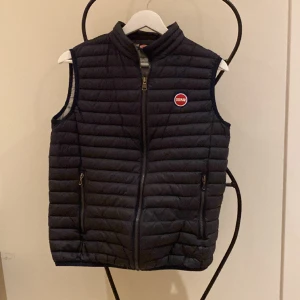 Colmar väst - Säljer denna sjukt najs Colmar västen. Vet tyvär inte vilken storlek den är men den passar 175-179cm perfekt! Har en liten defekt som syns på sista bilden men inget man ser under användning! ✅Nypris: 2000kr, Mitt pris 850kr!🥂