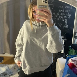 Grå hoodie  - Grå hoodie osäker på märke och storlek men passar s. Köpare står för frakt 