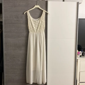 Vit kläning funkar till beöllop - Väldigt fin kläning som passar till det mesta festliga tillfällen 