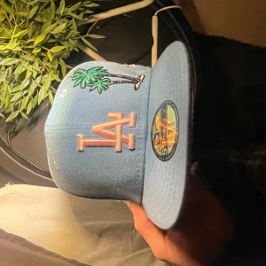 New era fitted keps - Nytt skick, baby blue med palmer