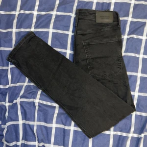 Jeans (JACK&JONES) - Svarta jeans från JACK&JONES, storlek W32 L34 (COMFORT/MIKE), nypris runt 500 kr.  