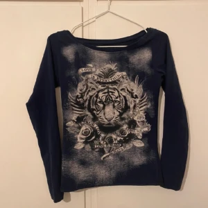 Tight långärmad y2k - Långärmad thight tröja med 2000-tals motiv. Står att det är M/L men skulle säga att det är mer S/M. Inga defekter, som ny☺️