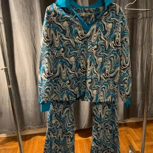 Byxa och Tröja flared 80s - Jätte fin set köpt utomlands men aldrig kommit till användning. Set pris 250 eller styck för 150. Tröja storlek M byxor storlek XL ( obs liten i storleken ) 🌟