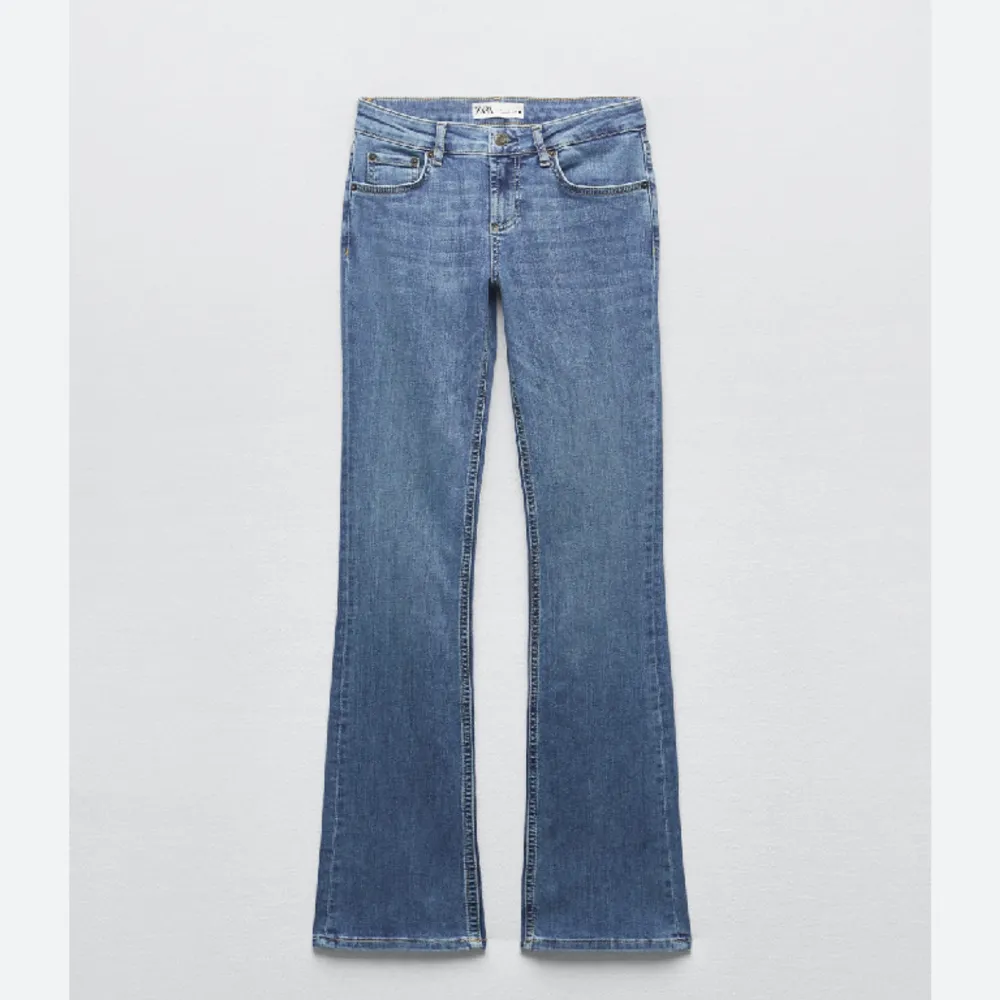 Fina lågmidjade blåa jeans från zara som är helt slutsålda, används inte längre. Jeans & Byxor.