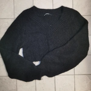 Stickad tröja fårn H&m  - Stickad tröja fån Hm 🤩 Storlek xs aldrig använd.