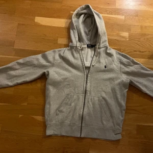 Ralph lauren zip hoodie - Sparsamt använd zip hoodie från RL.