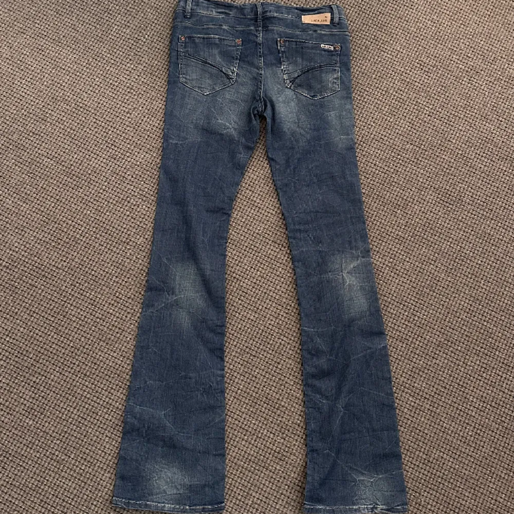 Lågmidjade bootcutjeans. Midjemåttet är 36cm och innerbenslängen är 84cm. Jeans är för små och för långa så har EJ fler bilder!💘. Jeans & Byxor.