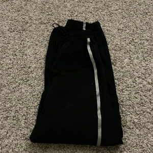 Nike trackpants - Super snygga o sköna Nike trackpants. Andvänd få gånger. Ny pris ca 500 kr