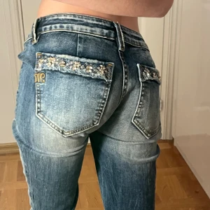 Miss Me Jeans  - (2) SÅ FINA Miss me jeans! Midjemått tvärs över: 38 cm och stretchiga. Innerbenslängd: 83 cm. Bootcut Bredd: 25cm. Modell: Mid Rise Flare❤️ 