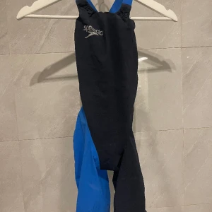 Tävlingsbaddräkt  - Säljer min speedo fastskin lzr elite 2 closedback i storleken UK22. Den är i fint skick!