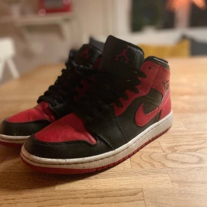Jordan 1 mid banned - Jordan 1 mid banned Inte använda mycket,lite creasade men inget annat. Kartong fås med🚨
