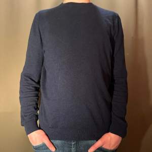 Vi säljer nu denna shyssta tröjan ifrån märket Massimo Dutti, tröjan är i 