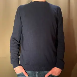 Vi säljer nu denna shyssta tröjan ifrån märket Massimo Dutti, tröjan är i 
