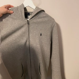 Ralph lauren hoodie - Ralph lauren hoodie i barnstorlek, XL. Motsvarar typ S