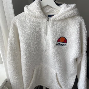 Ellesse Teddy tröja  - Jättefin tröja som knappt är använd, kan användas som jacka framåt våren sommaren❣️priset kan diskuteras vid snabb affär. 