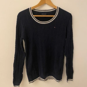 Tommy Hilfiger sweatshirt - Blå Tommy Hilfiger tröja med vitrandig krage. Säljer då det inte riktigt är min stil. Gott skick, inga hål och inte nopprig. Tröjan har storlek M💕