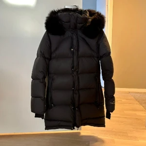 Dunjacka (Dam) från Fleischer Couture - Hej,  Min syster önska sälja sin dunjacka då hon köpt en annan tidigare i vintras. Det är en dunjacka från tillverkaren "Fleischer Couture".  S (34-36) Det är väldigt hög kvalité, tål temperaturer ner till -20 grader. Bra passform. Nypris 9.900kr! 