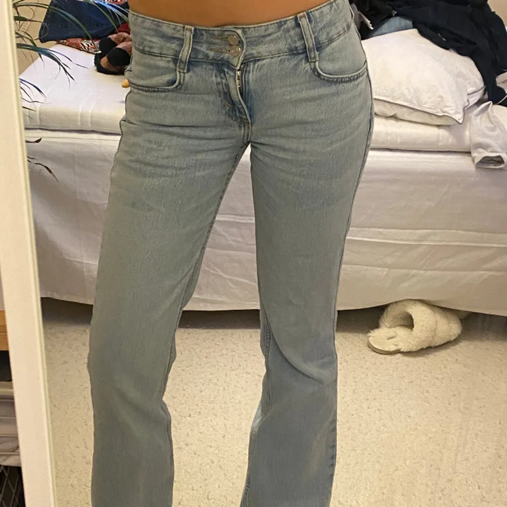Jätte snygga low waist jeans från pull & bear. Använd fåtal gånger😊😊längd 34. Jeans & Byxor.