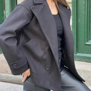 Kappa från Design By Si - Nästan helt oanvänd kappa från  Design By Si, kommer ej till någon användning💕 säljer för 500kr men pris kan alltid diskuteras, nypris 757kr. 