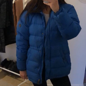 Lång vinterjacka - Så snygg jacka som liknar fjällräven. Smutsig men utöver det i väldigt fint skick! 