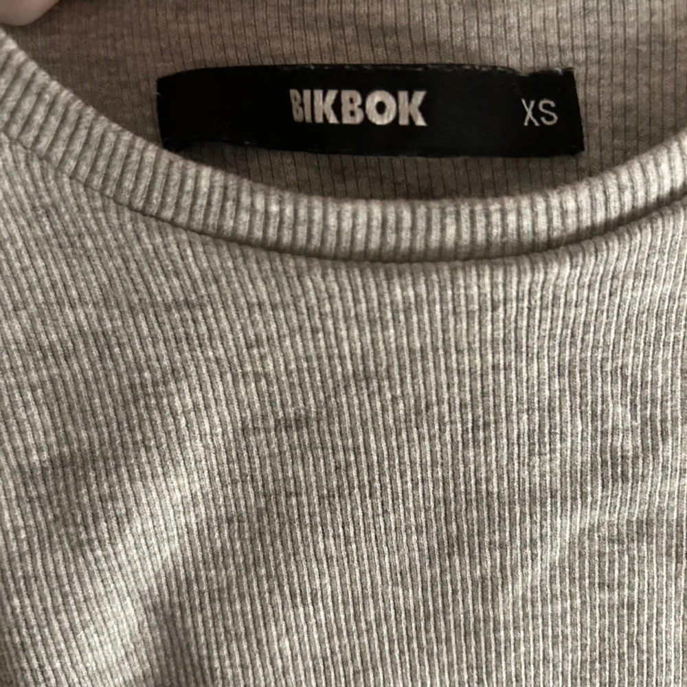 Säljer denna knappt använda t-shirten från Bikbok 🩶 Perfekt basplagg . T-shirts.