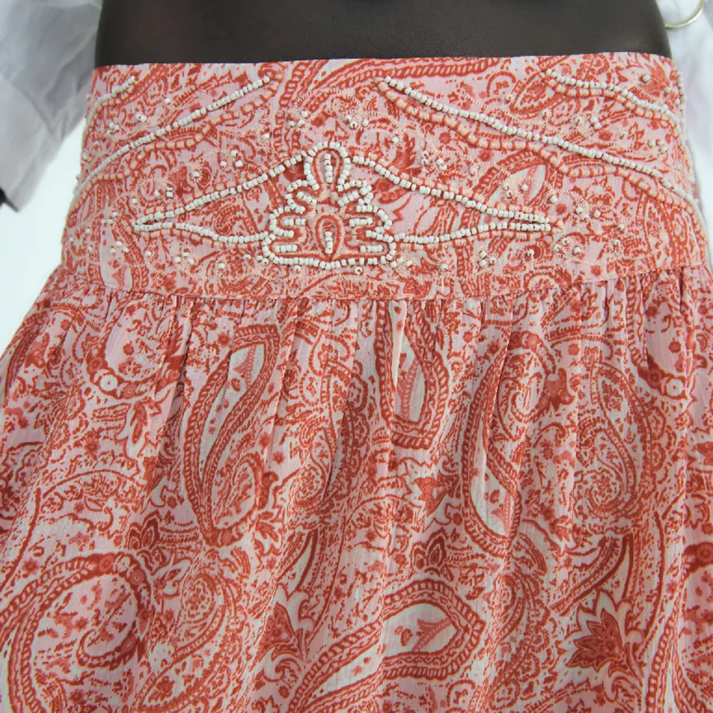 Intressekoll på min zara kjol som köptes i sommar. Endast använd ett fåtal gånger så den är i nyskick! Stl. S Är inte säker på om jag ska sälja den så skriv innan ni trycker på köp nu. . Kjolar.