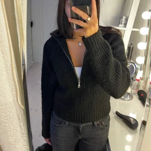 Stickad tröja med zip - Hör av dig vid fler frågor❤️