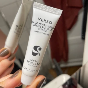 Moisturizer - Verso face moistruizer. Oöppnad förpackning. Travel size 10ml. Obs den går ut 09-25-2025, står på baksidan. På framsidan står tillverknings-datum:) 