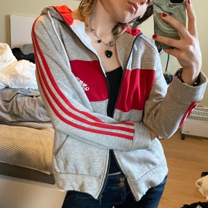 Adidas zipup hoodie - Superfint skick och skönt material🫶