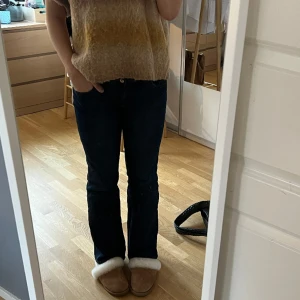 Mörkblåa jeans - Mörkblåa slutsålda lågmidjade jeans från HM! 