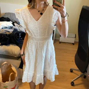 Vit sommarklänning - Härligt luftigt material, superfint skick🫶