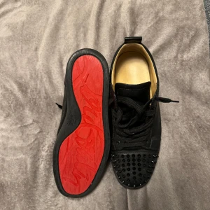 Christian Louboutin  - Säljer nu mina äkta Loubs, använder dem inte längre så vill sälja dem. Storlek 42, extra dobbar, nya skosnären, kvitto och box tillkommer.  Går ej ner i pris. 