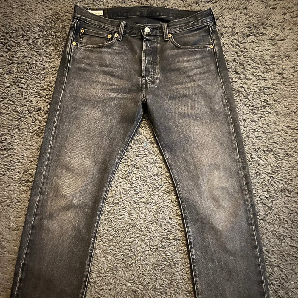 Ett par riktigt feta jeans från Levis. Modell 501. Storlek 32/32. Skick 10/10 har knappt används hör gärna av er vid frågor eller funderingar 🙌🥂. Jeans & Byxor.
