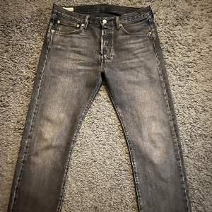 Ett par riktigt feta jeans från Levis. Modell 501. Storlek 32/32. Skick 10/10 har knappt används hör gärna av er vid frågor eller funderingar 🙌🥂
