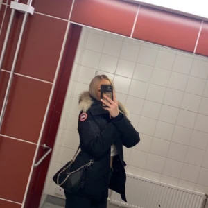 Canada goose jacka🤍 - Säljer nu min varma snygga canada goose jacka som är näst in till ny då den tyvärr inte hinner komma till användning då jag använde den en vinter.Pälsen/jackan är i superfint skick,skriv för mer information/bilder🤍 nypris 11 500 Kan gå ner i pris!