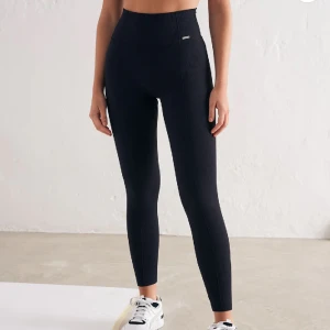 Aim’n träningtights - Säljer dessa fina svarta tights från Aim’n. Dom är som nya då jag använt dom max 3 gånger🥰nya kostar de 699, men jag säljer för 300