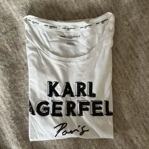 T-shirt från Karl Lagerfeld. Köpt i New York, aldrig använd (men något skrynklig thihi)