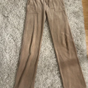 Juicy couture byxor  - Säljer mina beiga juicy byxor pga dom blivit för små dom är i bra skick 