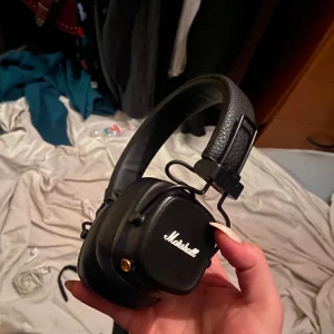 Marshall hörlurar MAJOR IV - Nypris ca 1000kr Aldrig använda så funkar jättebra Batteritid 80h (laddar man dom i 15 min ger dom 15h)  skitbra ljud och stänger ute lite ljud  Laddare följer inte med Fler frågor eller bilder? Skicka pm!