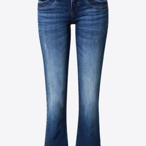 Blåa Ltb jeans  - Säljer dessa så fina lågmidjade blåa Ltb jeans. Dom har knappt använda och är som nya, säljs då dom tyvärr inte kommer till användning. Storlek 27/30💕