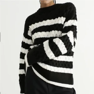 STICKAD TRÖJA GINA JASMINA - Stickad jättemjuk tröja från Gina tricot. Modellen heter Jasmina, bra skick. Kan fixa fler bilder.