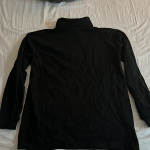 Herr polo storlek L - Svart polo tröja i storlek L, bara använd fåtal gånger då den var för stor