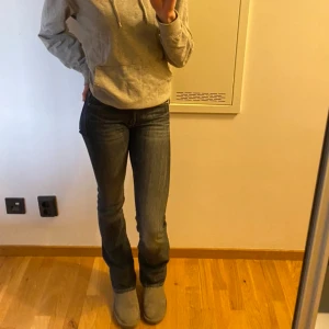 Lågmidjade bootcut jeans - Skit snygga lågmidjade bootcut jeans från crocker! Jättebra skick, tyvärr är de för små för mig därför säljer jag💗 skriver för frågor eller fler bilder💗