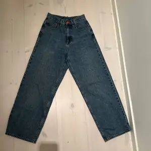 Blå, tvättade jeans från BeWider i mycket fint skick. Medelhög midja, raka, loose cut. 